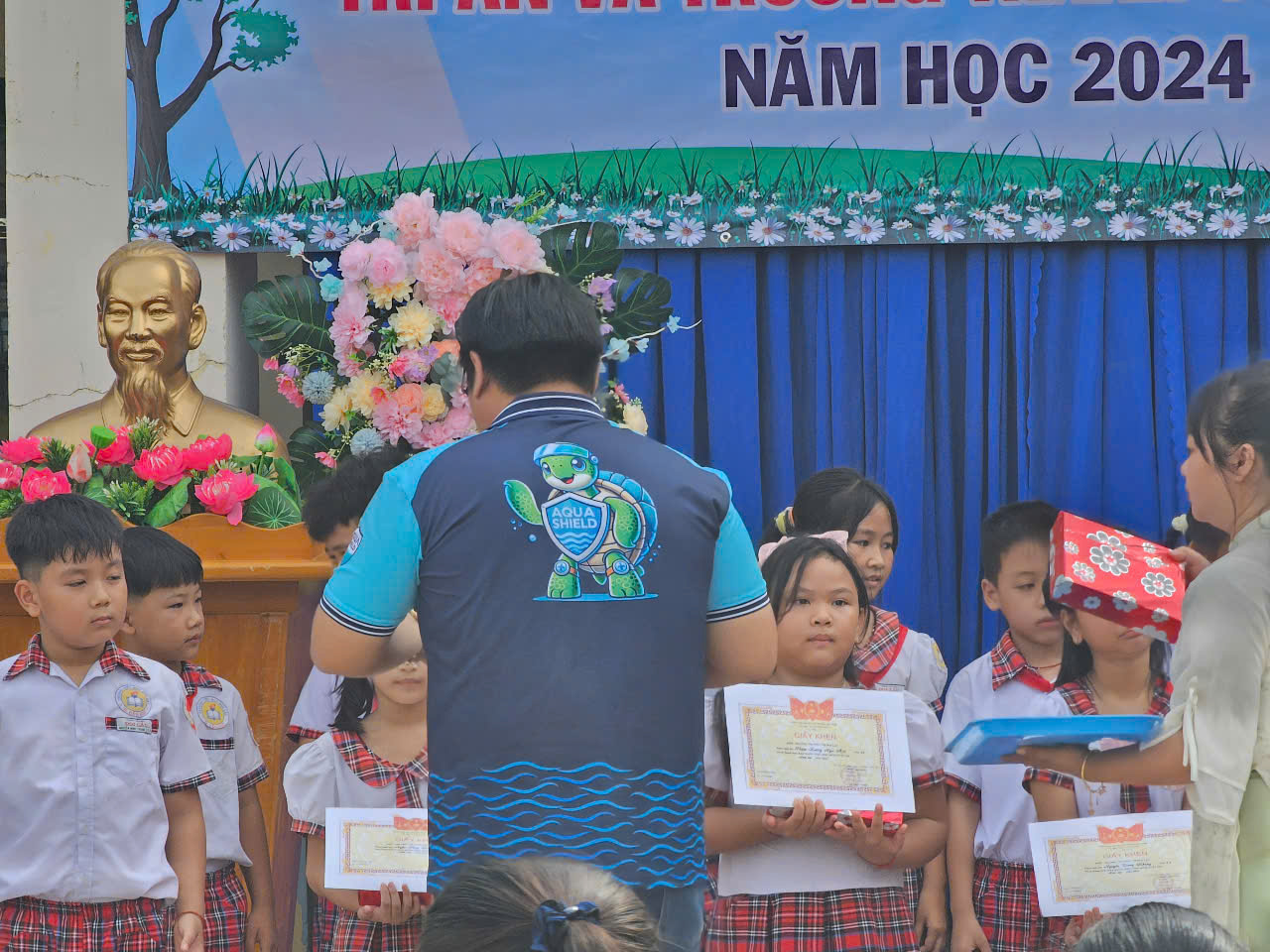 aqua-shield-lan-toa-yeu-thuong-cung-hoc-sinh-vuot-kho-hoc-gioi-tai-can-gio