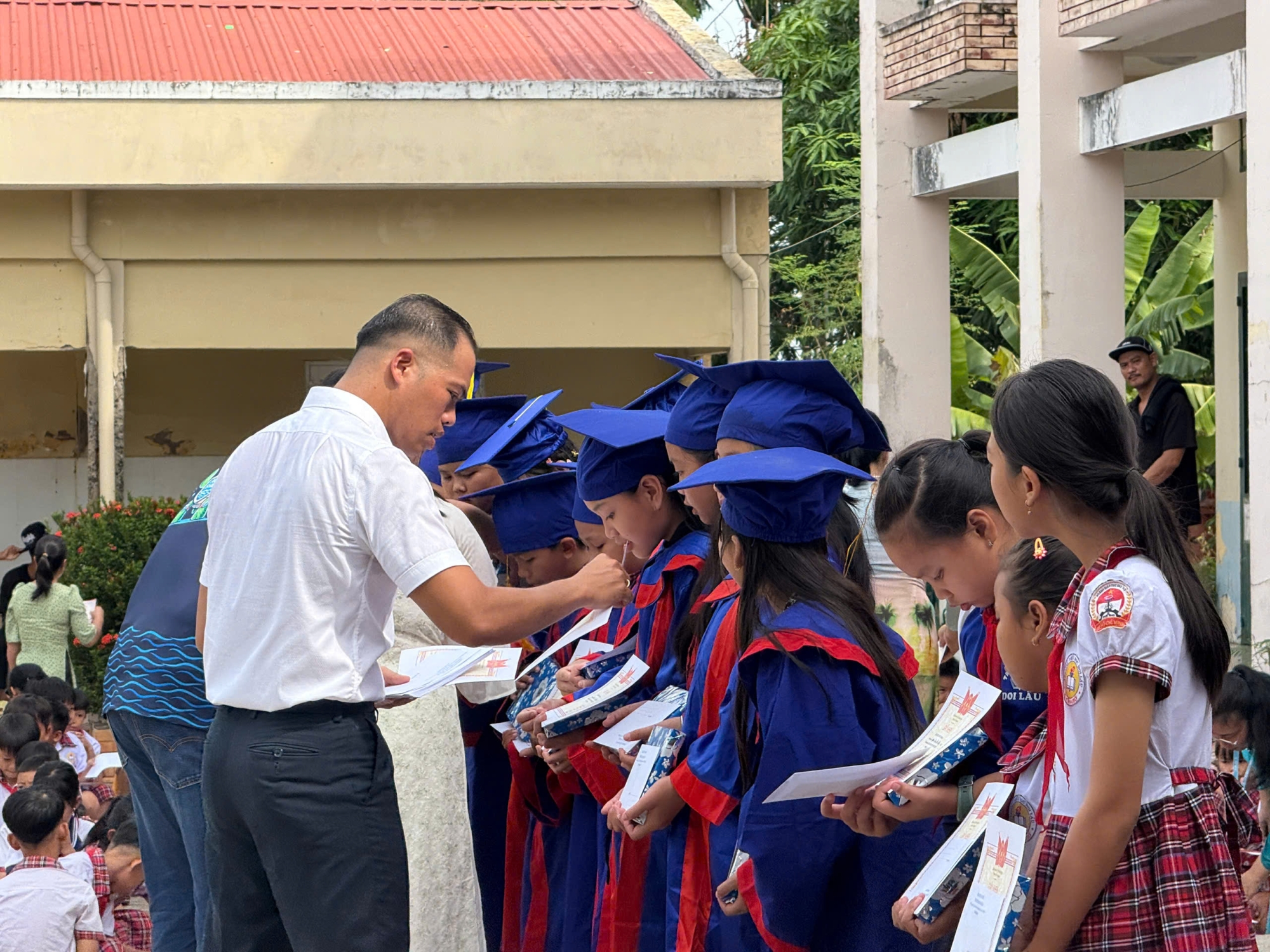 aqua-shield-lan-toa-yeu-thuong-cung-hoc-sinh-vuot-kho-hoc-gioi-tai-can-gio