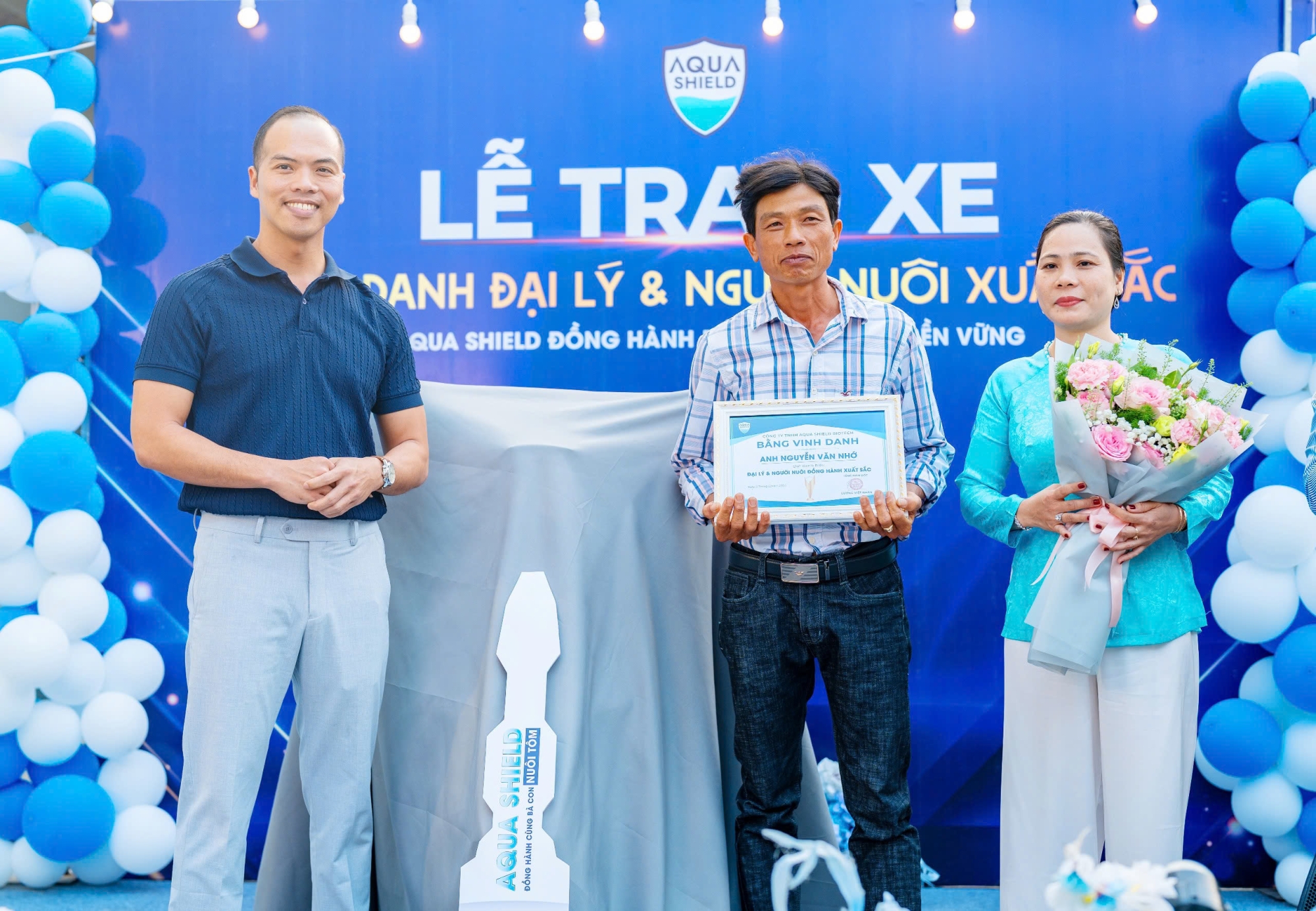 Đại ban tổ chức công ty Aqua Shield trao tặng bằng vinh danh cho anh Nguyễn Văn Nhớ 