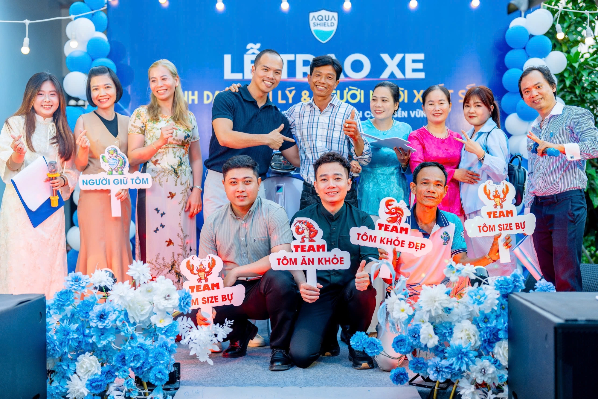 Đội ngũ ban tổ chức công ty Aqua Shield cùng gia đình anh Nguyễn Văn Nhớ 